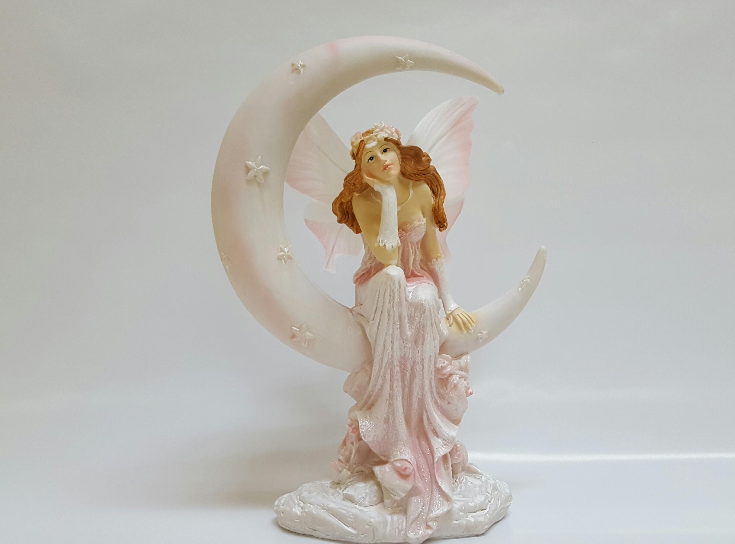 Figura de resina Hada rosa sobre luna (28 cm)